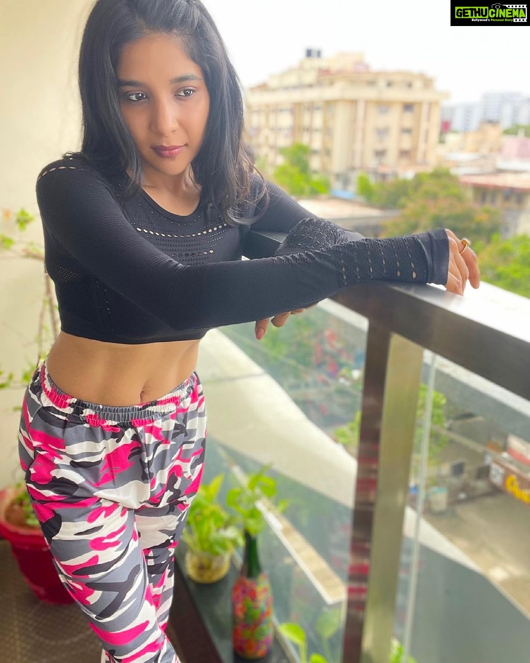 Sakshi Agarwal Instagram - Who wants to camouflage post-workout moods😋🔥 . Feel really excited, happy and lost in thoughts❤️ . #fitfam #camouflage #pinkcamouflage #pinkmilitaryfitness #workout #postworkout #postworkoutselfie #stayhome #staysafe #sixpack #comingsoon #abs #coreworkout #fitnessfreak Chennai, India