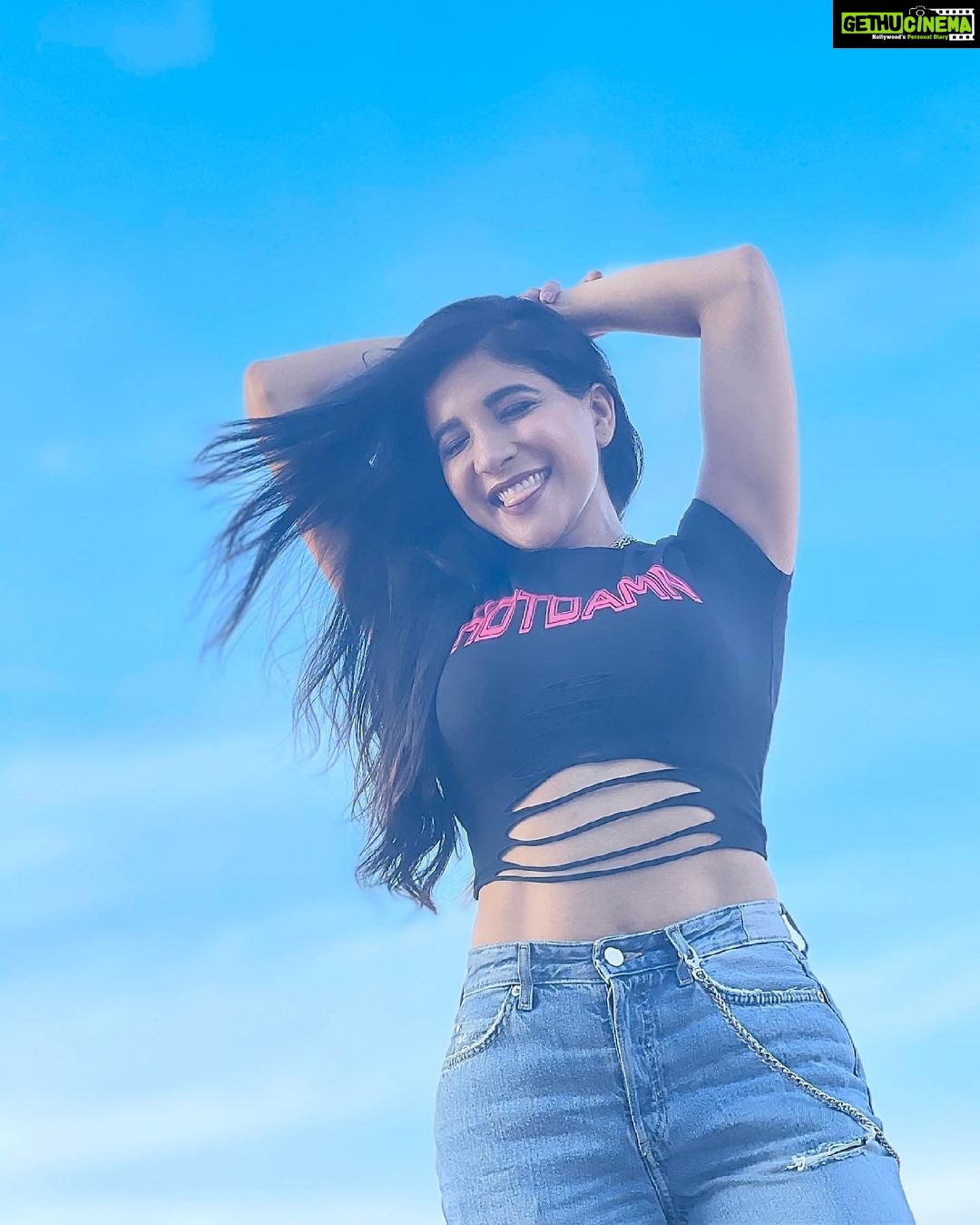 Sakshi Agarwal Instagram - Just vibin’ with the sky . #skyphotography #blueskies #streetstyle #fila Chennai, India
