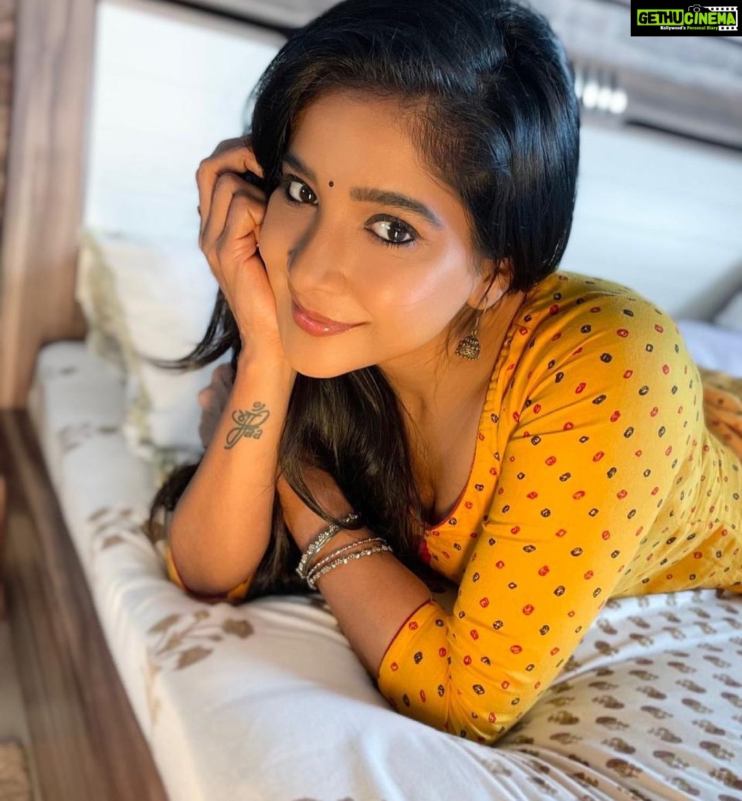 Sakshi Agarwal Instagram - Wearing that smile god gave me☺️ More than 8 billion smiles and each of it unique and beautiful! Use it and spread warmth✨ . @ekantastudio Chennai, India