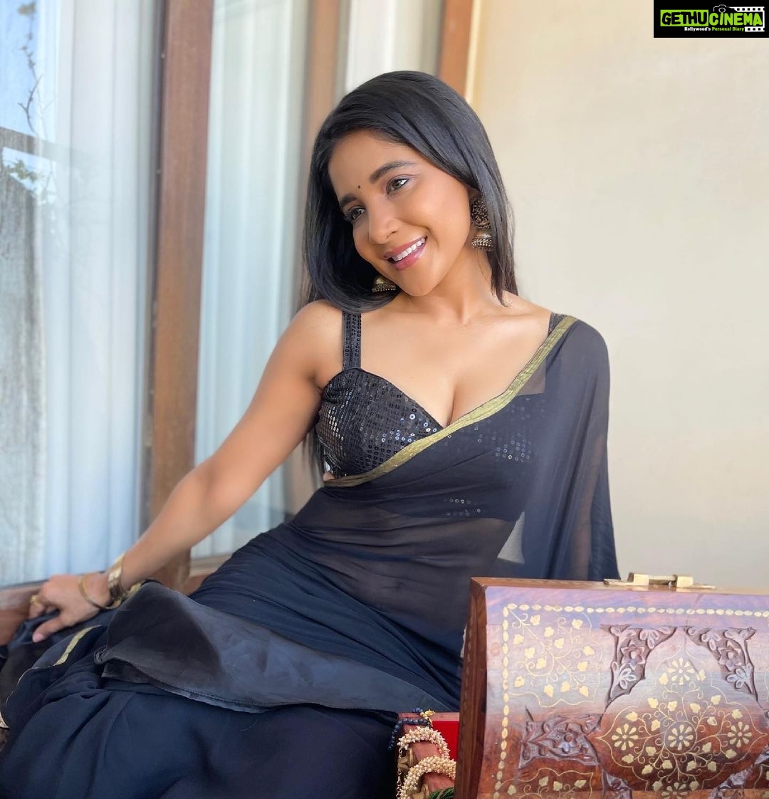 Sakshi Agarwal Instagram - Every saree tells a story.. Can you read mine? . @fab_by_faiza . #sareelove #blacksaree #kollywood #sakshiagarwal #biggboss #instasaree #transparentsaree #sequinblouse #instamood #fitnessfreak #shapeyourbody #stayhome #quarantine #chennai #absgirl #flauntyourcurves #fitnessjourney #fitgirl Chennai, India