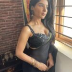 Sakshi Agarwal Instagram - If you want to give light to others, You have to glow yourself💫 . @fab_by_faiza . #sareelove #blacksaree #kollywood #sakshiagarwal #biggboss #instasaree #transparentsaree #sequinblouse #instamood #fitnessfreak #shapeyourbody #stayhome #quarantine #chennai Chennai, India