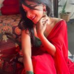 Sakshi Agarwal Instagram - Life isn’t perfect But your smile can be🥰 . @fab_by_faiza #redsaree #instasmile #smilemore #candid #selfportraitphotography #sakshiagarwal #biggboss #saree #sareelove #jhumkas #traditional Chennai, India