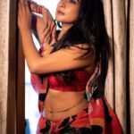 Sakshi Agarwal Instagram – Nothing is more dangerous than a beautiful woman who is focussed and unimpressed✨🔥💫
.

@fab_by_faiza @arvindkannanphotography 
@aksharasalonandstudio @tisisnaveen 
.
#saree #rain #beautifulweather #chennairains #sareelover #sakshiagarwal #kollywood #mollywood #biggboss Chennai, India