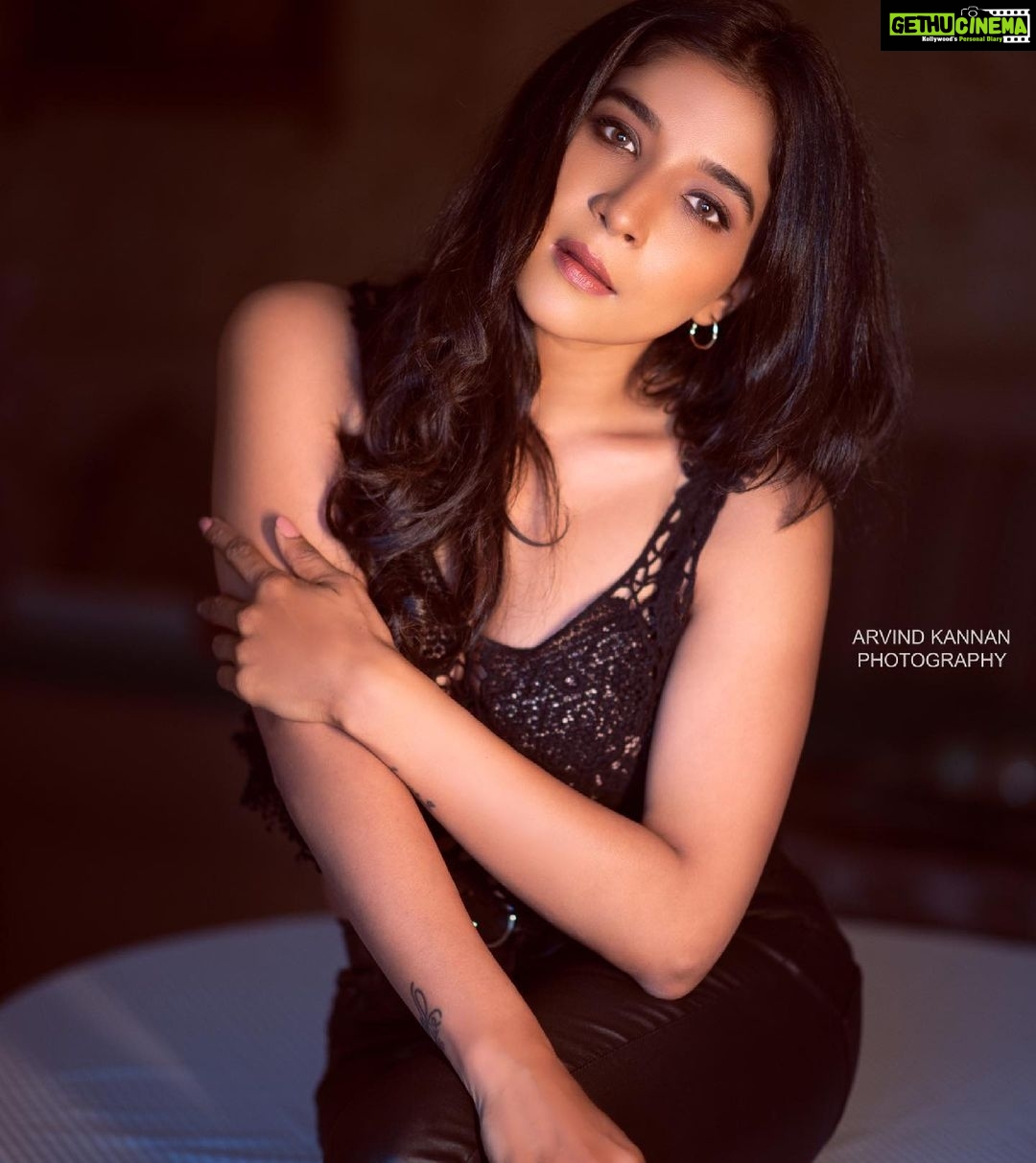 Sakshi Agarwal Instagram - May all your vibes say- I got this!! . Click by : @arvindkannanphotography Hmua: @srimakeupartistry . Ps:- these pics were taken much before lockdown:) Just got my hands on them:) . #blacklove #leatherpants #instagood #instadaily #instapic @teamaimpro @tisisnaveen Chennai, India