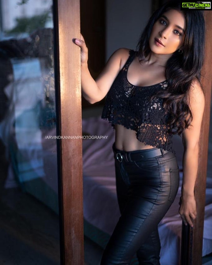 Sakshi Agarwal Instagram - Keep asking yourself- How can I get better mentally, physically and spiritually? Work towards it! . Click by : @arvindkannanphotography Hmua: @srimakeupartistry . Ps:- these pics were taken much before lockdown:) Just got my hands on them:) . #blacklove #leatherpants #instagood #instadaily #instapic @teamaimpro @tisisnaveen Chennai, India