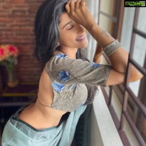 Sakshi Agarwal Instagram - Being alone can actually be peaceful sometimes🦋 . Wardrobe : @swarnasaris . #saree #sareelove #aesthetic #sexyback #instasarees #sakshiagarwal #biggboss Chennai, India