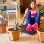 Sakshi Agarwal Instagram - Hello there, You can use four flowerpots at home and do these super duper effective workout for belly fat , sides and core! . The weight of each flower pot is around 10-12 kgs and I dont have these weights at home. So trying something Innovative! Try it guys and feel the burn🔥🔥 . Swipe 👉👉👉👉👉👉👉 . I made up few of these so I dont know the names. 1)Targets lowers abs-More effective when you do it continuously 2)Core- shuffle flower pot / push up 3)jump squats with flower pot 4)Flower- pot tap with plank jack and booty workout 4)Upper abs- flowerpot stretch-90 degrees 5)Sides- super tough but super effective . #workoutathome #stayfit #workoutmotivation #fitnessmotivation #fitnessathome #abs #core #flowerpotworkout #sakshiagarwal #fitfam #innovativeworkout #burnthefat Chennai, India