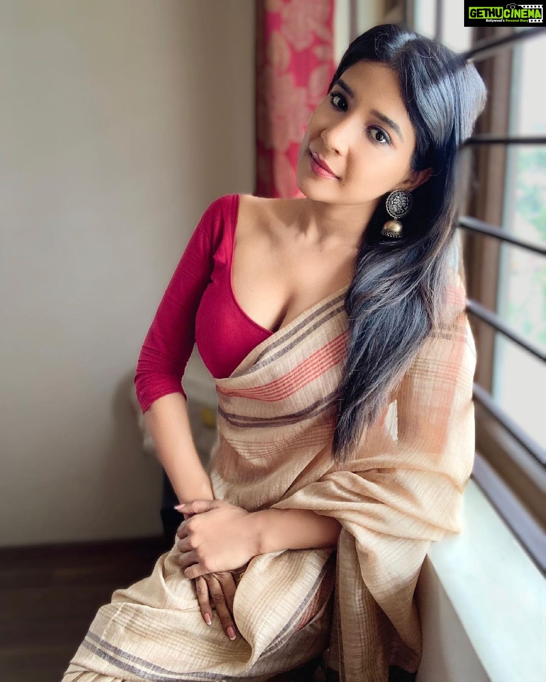 Sakshi Agarwal Instagram - Last lockdown picture that never made it to instagram😂 . #saree #instagood #sareelove #sakshiagarwal #biggboss #throwback #picturesofinstagram #instapic Chennai, India