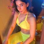 Sakshi Agarwal Instagram - They told me my dress is too small, I replied yes, my designer got inspired by the size of your brain and made this✨💫 . #yellowlove #yellowtracksuit #flauntyourabs #fitnessmotivation #fitnessjourney #nogainnopain #workhard #sakshiagarwal #biggboss Chennai, India