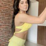 Sakshi Agarwal Instagram - ✨Yellow love✨its getting hotter in here💫 . This trend in my style! . #trending #trendingreels #viralvideos #feelitreelit #instareels #instadaily #midiblosso #touchitchallenge #instamood #reelsinstagram #reelsvideo #explore #explorepage #sakshiagarwal #biggboss #kollywood #yellowtracksuit #sixpackabs #abs