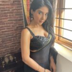 Sakshi Agarwal Instagram - If you want to give light to others, You have to glow yourself💫 . @fab_by_faiza . #sareelove #blacksaree #kollywood #sakshiagarwal #biggboss #instasaree #transparentsaree #sequinblouse #instamood #fitnessfreak #shapeyourbody #stayhome #quarantine #chennai Chennai, India