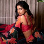 Sakshi Agarwal Instagram – I am thankful for my struggle because without it 
I wouldn’t have stumbled on my strength.
.

@fab_by_faiza @arvindkannanphotography 
@aksharasalonandstudio @tisisnaveen @teamaimpro 
.
#saree #rain #beautifulweather #chennairains #sareelover #sakshiagarwal #kollywood #mollywood #biggboss Chennai, India
