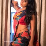 Sakshi Agarwal Instagram – Nothing is more dangerous than a beautiful woman who is focussed and unimpressed✨🔥💫
.

@fab_by_faiza @arvindkannanphotography 
@aksharasalonandstudio @tisisnaveen 
.
#saree #rain #beautifulweather #chennairains #sareelover #sakshiagarwal #kollywood #mollywood #biggboss Chennai, India