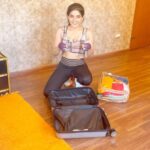 Sakshi Agarwal Instagram – Lets put our suitcase 🧳 to some use this Lockdown 2.0!
#justgetupandmove 
If you cant get your hands on weights/equipment!
.
Swipe left for awesome full body workout.
👉👉👉👉👉👉👉👉👉
Just spend 20 mins , play some music , get a suitcase and try this! You will feel awesome❤️✨
Save it for later use!
Tell me what you think once you try it💪
.
1) effective for sides and back
2)effective for chest/booty
3) effective for booty/sides/arms
4) Suitcase mountain climbers
5) suitcase kick tap
.
This is a mixture of HIIT and spot body workout!
The first workout needs a lot of balance, so you can start slow💪
.
#fitfam #fitnessmotivation #suitcaseworkout #sakshiagarwalworkout #sakshiagarwal #workoutmotivation #stayhome #stayfit #stayhealthy #fitnessjourney #somethingnew #puma #burberry #noequipmentworkout #noweightsneeded Chennai, India