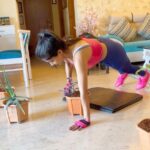 Sakshi Agarwal Instagram - Hello there, You can use four flowerpots at home and do these super duper effective workout for belly fat , sides and core! . The weight of each flower pot is around 10-12 kgs and I dont have these weights at home. So trying something Innovative! Try it guys and feel the burn🔥🔥 . Swipe 👉👉👉👉👉👉👉 . I made up few of these so I dont know the names. 1)Targets lowers abs-More effective when you do it continuously 2)Core- shuffle flower pot / push up 3)jump squats with flower pot 4)Flower- pot tap with plank jack and booty workout 4)Upper abs- flowerpot stretch-90 degrees 5)Sides- super tough but super effective . #workoutathome #stayfit #workoutmotivation #fitnessmotivation #fitnessathome #abs #core #flowerpotworkout #sakshiagarwal #fitfam #innovativeworkout #burnthefat Chennai, India