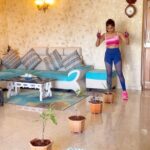 Sakshi Agarwal Instagram - Hello there, You can use four flowerpots at home and do these super duper effective workout for belly fat , sides and core! . The weight of each flower pot is around 10-12 kgs and I dont have these weights at home. So trying something Innovative! Try it guys and feel the burn🔥🔥 . Swipe 👉👉👉👉👉👉👉 . I made up few of these so I dont know the names. 1)Targets lowers abs-More effective when you do it continuously 2)Core- shuffle flower pot / push up 3)jump squats with flower pot 4)Flower- pot tap with plank jack and booty workout 4)Upper abs- flowerpot stretch-90 degrees 5)Sides- super tough but super effective . #workoutathome #stayfit #workoutmotivation #fitnessmotivation #fitnessathome #abs #core #flowerpotworkout #sakshiagarwal #fitfam #innovativeworkout #burnthefat Chennai, India