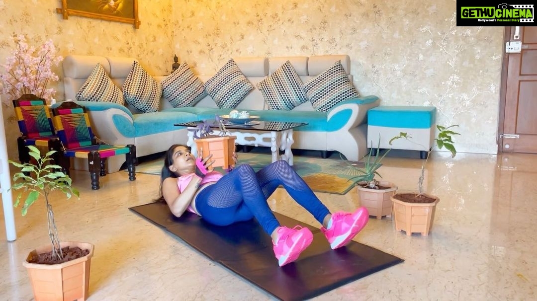 Sakshi Agarwal Instagram - Hello there, You can use four flowerpots at home and do these super duper effective workout for belly fat , sides and core! . The weight of each flower pot is around 10-12 kgs and I dont have these weights at home. So trying something Innovative! Try it guys and feel the burnπ₯π₯ . Swipe πππππππ . I made up few of these so I dont know the names. 1)Targets lowers abs-More effective when you do it continuously 2)Core- shuffle flower pot / push up 3)jump squats with flower pot 4)Flower- pot tap with plank jack and booty workout 4)Upper abs- flowerpot stretch-90 degrees 5)Sides- super tough but super effective . #workoutathome #stayfit #workoutmotivation #fitnessmotivation #fitnessathome #abs #core #flowerpotworkout #sakshiagarwal #fitfam #innovativeworkout #burnthefat Chennai, India