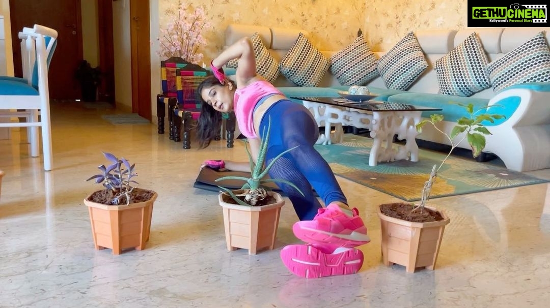 Sakshi Agarwal Instagram - Hello there, You can use four flowerpots at home and do these super duper effective workout for belly fat , sides and core! . The weight of each flower pot is around 10-12 kgs and I dont have these weights at home. So trying something Innovative! Try it guys and feel the burnπ₯π₯ . Swipe πππππππ . I made up few of these so I dont know the names. 1)Targets lowers abs-More effective when you do it continuously 2)Core- shuffle flower pot / push up 3)jump squats with flower pot 4)Flower- pot tap with plank jack and booty workout 4)Upper abs- flowerpot stretch-90 degrees 5)Sides- super tough but super effective . #workoutathome #stayfit #workoutmotivation #fitnessmotivation #fitnessathome #abs #core #flowerpotworkout #sakshiagarwal #fitfam #innovativeworkout #burnthefat Chennai, India