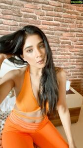 Sakshi Agarwal Instagram - Super late to do this but I just love the track💞 Baajre da sitta! . @fab_by_faiza . #reels #instareels #reelitfeelit #trendingnow #trendingreels #bajredasitta #bajredasitta😘😘😘 #viralreels #feelkaroreelkaro #reelsindia #lockdown2021 #lockdownvibes #sakshiagarwal #orangebikini #orangetracksuit #orangeisthenewblack #orangelove #kollywood #bollywoodsongs #punjabisongs #explorepage