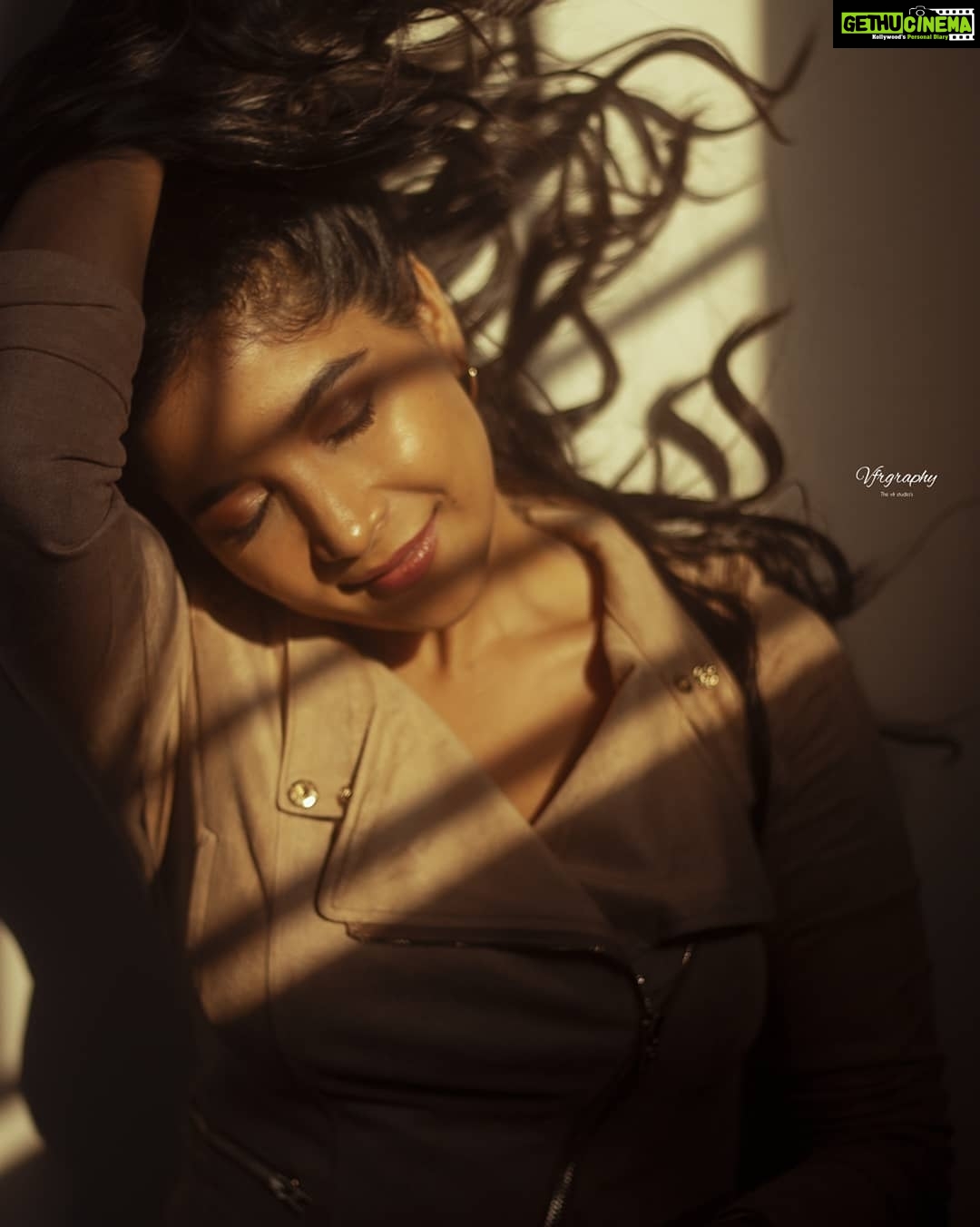 Sakshi Agarwal Instagram - If you must look back , do so forgivingly . If u must look forward , do so prayerfully . However , the wisest thing you can do is be present in the present .. Gratefully .. Photography :- @vfrstudios.in_ @vino_francis_roy Makeup :- @anupama.krishnamachari Hairstylist :- @jamunadevraj @tisisnaveen #sunshine #sunkissed🌞 #Photoshoot #actor #biggboss #biggbosstamil #trending #entertainment