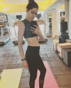 Sakshi Chaudhary Instagram - #throwback 
My all time go to no nonsense hairstyle. I can be found in it almost all the time ...🤪
And let's be grateful for the things that we take for granted... I found quite a lot of them... 😌
We will surely come out of this with a perspective.... Make sure that when the new day emerges and when the chaos is over... you come out of it with new strength and new spirits!! 🧞‍♀️🙌🦚
PS : The picture is from couple of weeks back
#staysafe #stayhome #staypositive