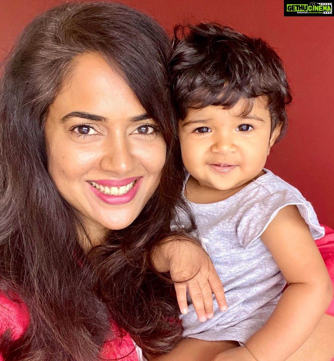 Sameera Reddy Instagram - It’s September already🤪If ever there was a time to celebrate every day however imperfect it is, this is it!🌼 2020 has been incredibly hard but also given rise to a new resilience and strength we thought we never had 🙌🏼 stay happy😃 #messymama #naughtynyra #gratitude #grateful #today #momlife #positivevibes #imperfectlyperfect #keepingitreal