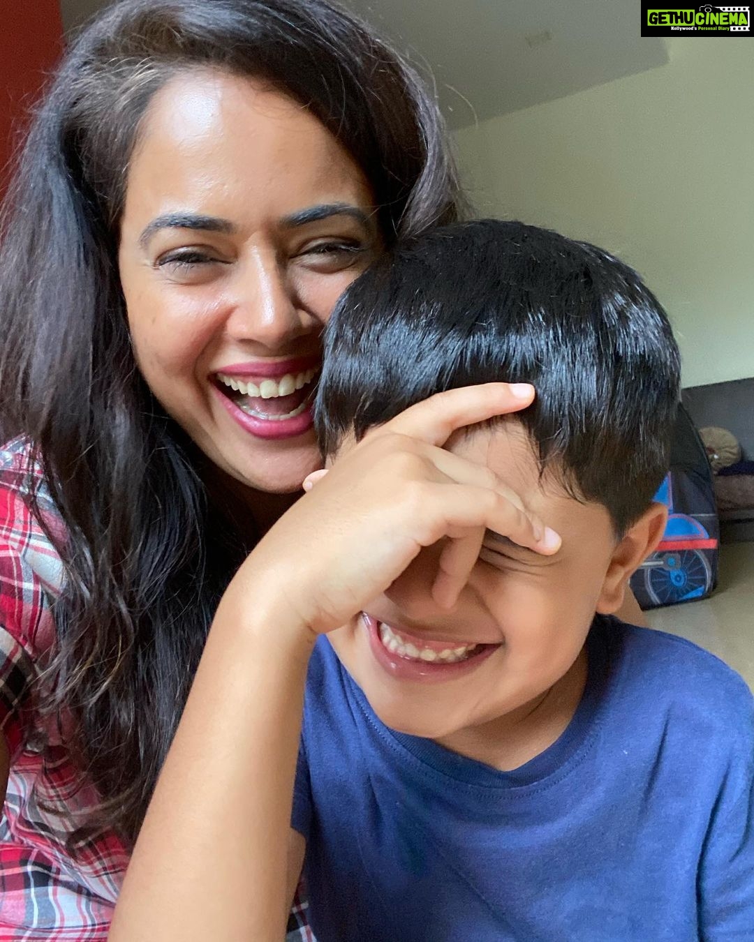 Sameera Reddy Instagram - I pray to Lord Ganesha to remove all obstacles and shine his divine light on us ๐๐ผ Its Ganesh Chaturthi and Iโm crazy missing my family in Mumbai. Hans could see I was sad and itโs incredible how he tries his best to cheer me๐ค๐๐ผโค๏ธ #gratitude #family #happyhans #messymama #momlife #keepingitreal ๐Happy Ganesh Chaturthi ๐ love ๐ peace ๐๐ผgood health ๐คฉ for all ๐