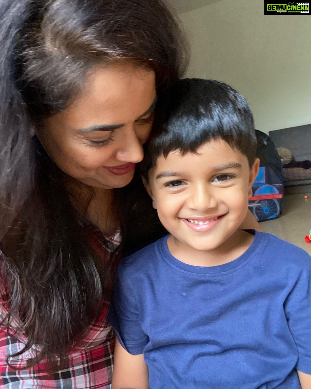 Sameera Reddy Instagram - I pray to Lord Ganesha to remove all obstacles and shine his divine light on us ๐๐ผ Its Ganesh Chaturthi and Iโm crazy missing my family in Mumbai. Hans could see I was sad and itโs incredible how he tries his best to cheer me๐ค๐๐ผโค๏ธ #gratitude #family #happyhans #messymama #momlife #keepingitreal ๐Happy Ganesh Chaturthi ๐ love ๐ peace ๐๐ผgood health ๐คฉ for all ๐