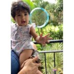 Sameera Reddy Instagram - She thinks to herself “what a wonderful world”🌈 #naughtynyra reminding us that the simple things are sometimes the most joyous . Her wonderment is magical 🤩✨#messymama #positive #thoughts #momentslikethese #simple #life #momlife #motherhood #moments #soundon 🔈 🎵 what a wonderful world 💓
