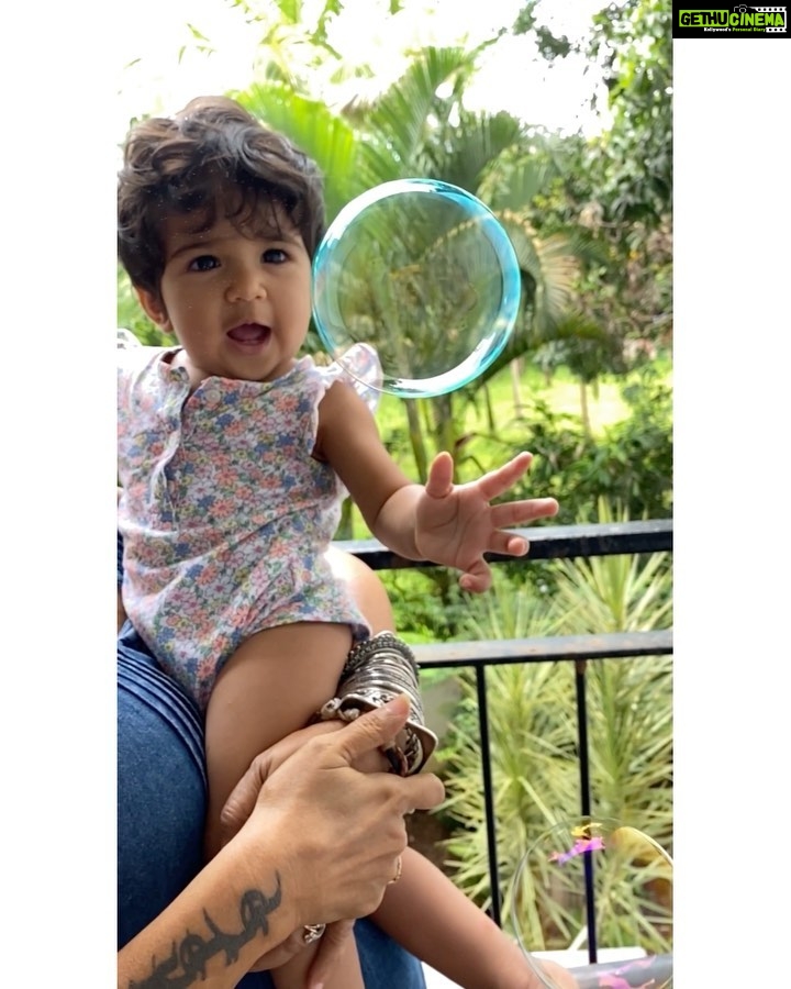 Sameera Reddy Instagram - She thinks to herself “what a wonderful world”🌈 #naughtynyra reminding us that the simple things are sometimes the most joyous . Her wonderment is magical 🤩✨#messymama #positive #thoughts #momentslikethese #simple #life #momlife #motherhood #moments #soundon 🔈 🎵 what a wonderful world 💓