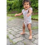 Sameera Reddy Instagram - You got this baby yeahhh🤩Confidence👊🏼 #naughtynyra showing us how it’s done 😍Almost walking #positiveenergy 🤪 #momlife #baby #milestone #motherhood #fun #imperfectlyperfect #motherhood #positive #thursday #keepingitreal 🎈