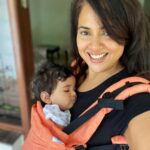 Sameera Reddy Instagram - Sleeping baby & a hands-free happy mama! 🙌🏽 Now that I'm in Goa, I'm loving Soul's linen carrier 🎈it's just perfect for the sticky monsoon weather and the color is so gorgeous 😍!! Oriole Linen Aseema @soulslings_india . . #soulslings #soulanoona #sameerareddy #mom #momlife #babywearing #babycarrier #handsfree #happymama #baby #sameeraxsoul