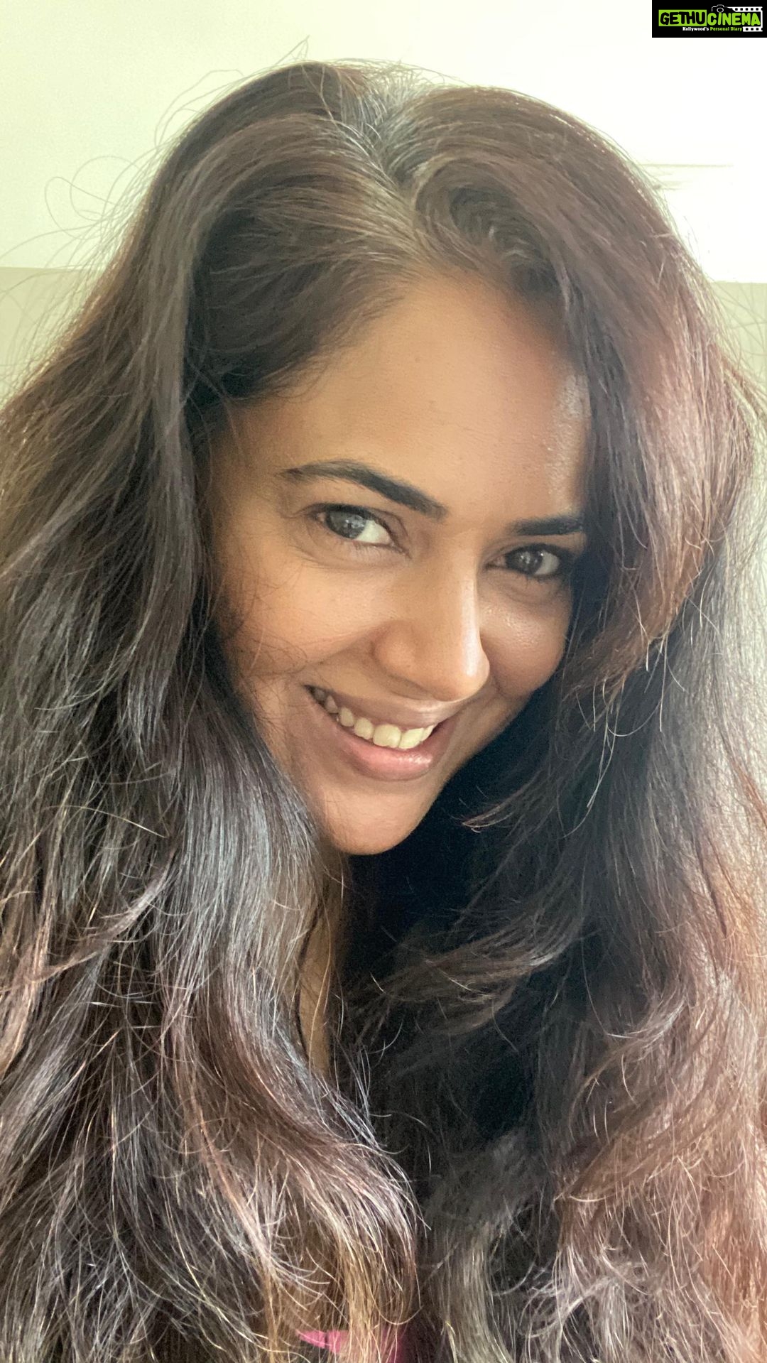 Sameera Reddy Instagram - The time to be real is more important than ever before. I used to be told I should always be perceived as aspirational for the world to view me as a ‘celebrity’ Well then I only want anyone who follows me to aspire to - 'BE HAPPY'. To find a deep sense of peace and acceptance in this competitive world . Especially now with such uncertain times . That’s why I want to be #imperfectlyperfect ❤️🙏🏼 the need of the hour is to cancel all unnecessary pressure on top of everything we are going through. Let’s stay focused on happiness 🙏🏼❤️ #instagram vs #reality #messymama #keepingitreal #gratitude #fearless #momlife #happymama #happybaby #nofilterneeded #selfacceptance #stayhappy #positivevibesonly 🌈