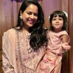 Sameera Reddy Instagram – Welcoming Goddess Laxmi🪔 so much gratitude for family & health! Wishing you and your loved ones  a very Happy Diwali 🙏🏼🪔 #happydiwali #happyhans #naughtynyra #blessed #laxmipuja #aboutlastnight ✨