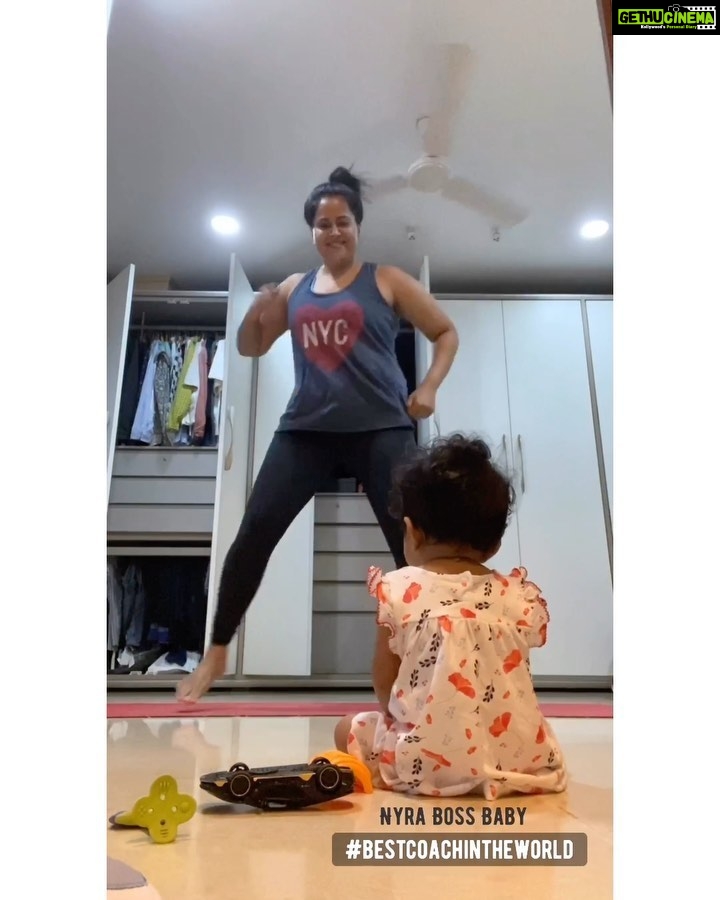 Sameera Reddy Instagram - When the best coach in the world is making you sweat🤪Lockdown has definitely derailed my fitness goals but I’m not giving up💪🏼 #bossbaby #personaltrainer #naughtynyra #fitnessmotivation #messymama #momlife #lockdown #imperfectlyimperfect #keepingitreal #midweekmotivation #letsdothis 💃