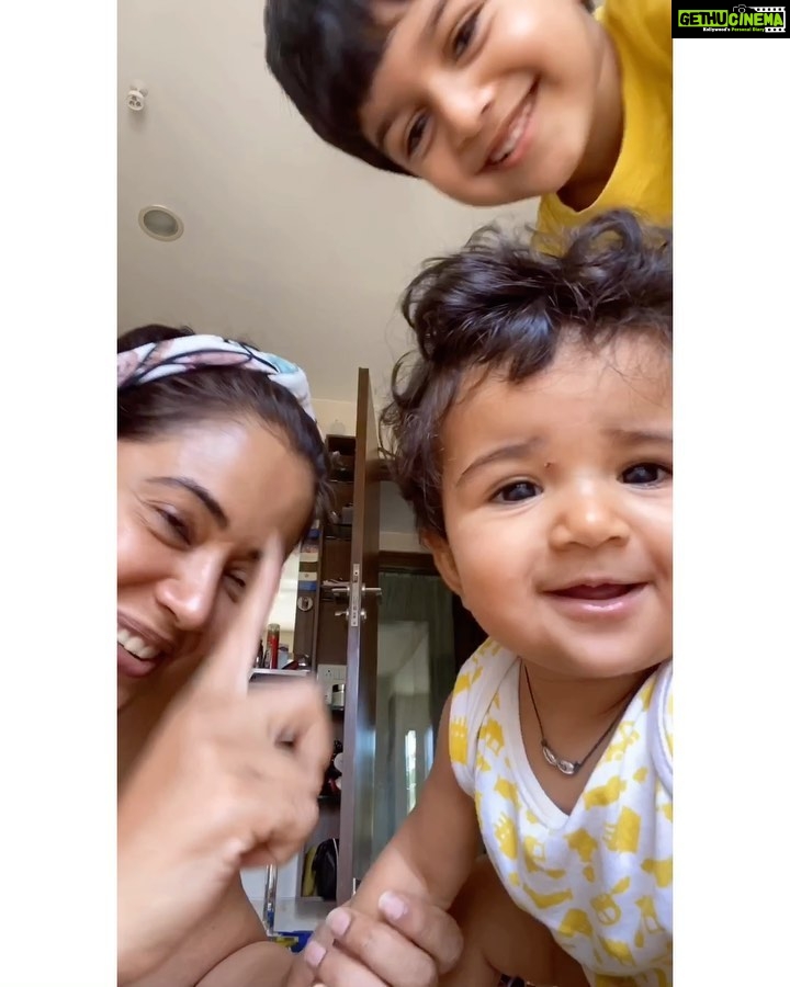 Sameera Reddy Instagram - Saturday morning done right π€ͺ #naughtynyra in full force breaking our towerπ€© happykids = happymama π P.s. her mama has given her a rowdy lockdown haircut π³π± #messymama #happyhans #momlife #fun #love #laughter #lockdown #positivevibes #motherhood #imperfectlyperfect #mom #keepingitreal #takefunseriously ππ»ββοΈ