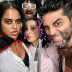 Sameera Reddy Instagram - Halloween 21’ 🎃 1. Countess Dracula🧛‍♂️ has the hots for Wolverine. 2. The Ultimate X men. 3. Hand Maid watches eerily as countess Dracula plans to attack Wolverine . 4. LMFAO photo bombs the Wind-Up doll and gang. 5. Cruella joins in the fun 🤩 Happy Halloween 👻 @mr.vardenchi @aadiinmotion @diydayalishka @leeelobo @rowdysheeter 🎃 #aboutlastnight 🎈