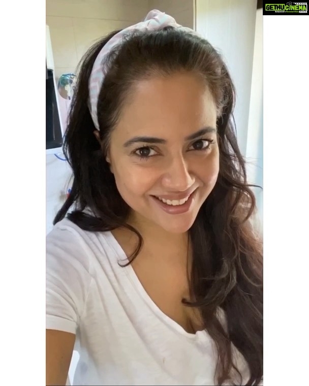 Sameera Reddy Instagram - Here is another sneak peek in your #messymama kitchen! I am preparing super healthy Doodhi(Lauki) Tikkis with Oleev Active for my mother in law and the family! Our moms are really doing so much for us so why not make something for them too π. π This video is dedicated to all the moms for being the pillar of their families β€. . Why don't you also cook something for her today and share your story about your mom warrior, like me! donβt forget to tag us at @oleevoil and use #OMW and #OleevMomWarrior ππΌ. . #healthycooking #ad #testimonial #healthy #cooking #homechef #lockdown2020 #healthylifestyle #stayhome #staysafe