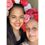 Sameera Reddy Instagram – Sassy Saasu & Messy Mama are officially a team🤩our Rice To Rotla Video has inspired us to try more fun stuff! Might as well cos we’re stuck with one another😉🤣 @manjrivarde your flower clip collection is awesome for our next Indian Mexican video😍 stay tuned peeps for #saas #bahu #recipes #motherinlaw #daughterinlaw #leftover #lockdown #food #ideas #lockdown2020 #lockdown #messymama 🦹‍♀️ #sassysaasu 👩🏻‍🦳