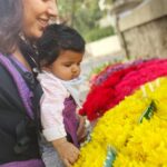 Sameera Reddy Instagram - Missing the simple things we took for granted❤️Me and Nyra used to walk to my mom’s house down the road every evening and pass by our phoolwala! And she would always stop to take in the colours of all the different bright flowers 💐 I really think the best thing I can do is take this time at home to hit the reset button . To come out of this more mindful . Kind and aware . Sending you a lot of love and hugs ❤️ #staysafe #stayhome #grateful #blessed #momlife #lockdown #throwback ✨ @soulslings_india #babywearing #throwbackthursday