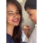 Sameera Reddy Instagram - The things we do to entertain our kids 🙄💄#messymama trying to stay sane😅 aren’t we all 🙏🏼 #momlife #makeuptips #timepass #spreadlove #hope #pray #thistooshallpass #positiveenergy 😃 . . #wereallinthistogether #keepingitreal #flattenthecurve #positivesvibes #loveis #family 🎈