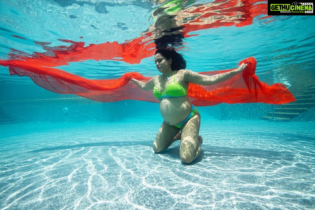 Sameera Reddy Instagram - Be fearless above and beyond everything✨. #throwback 🦋. #onlygratitude #imperfectlyperfect began with my 9th month pregnancy underwater series last year. Nyra wanted me to break the barriers in my mind and damn straight I did it 💪🏼. #womensupportingwomen #throwbackthursday #positivebodyimage #underwaterphotography #pregnancy #pregnancyphotoshoot #sizedoesntmatter #positivevibes #loveyourself #loveyourbody #onelife . 🙏🏼 . June 2019 . . @luminousdeep @viihal @kohlnrouge