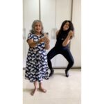 Sameera Reddy Instagram - Flip the switch . #motherinlaw #indian #edition @manjrivarde 🥳#takefunseriously #thisishowwedoit #fliptheswitchchallenge 🤣