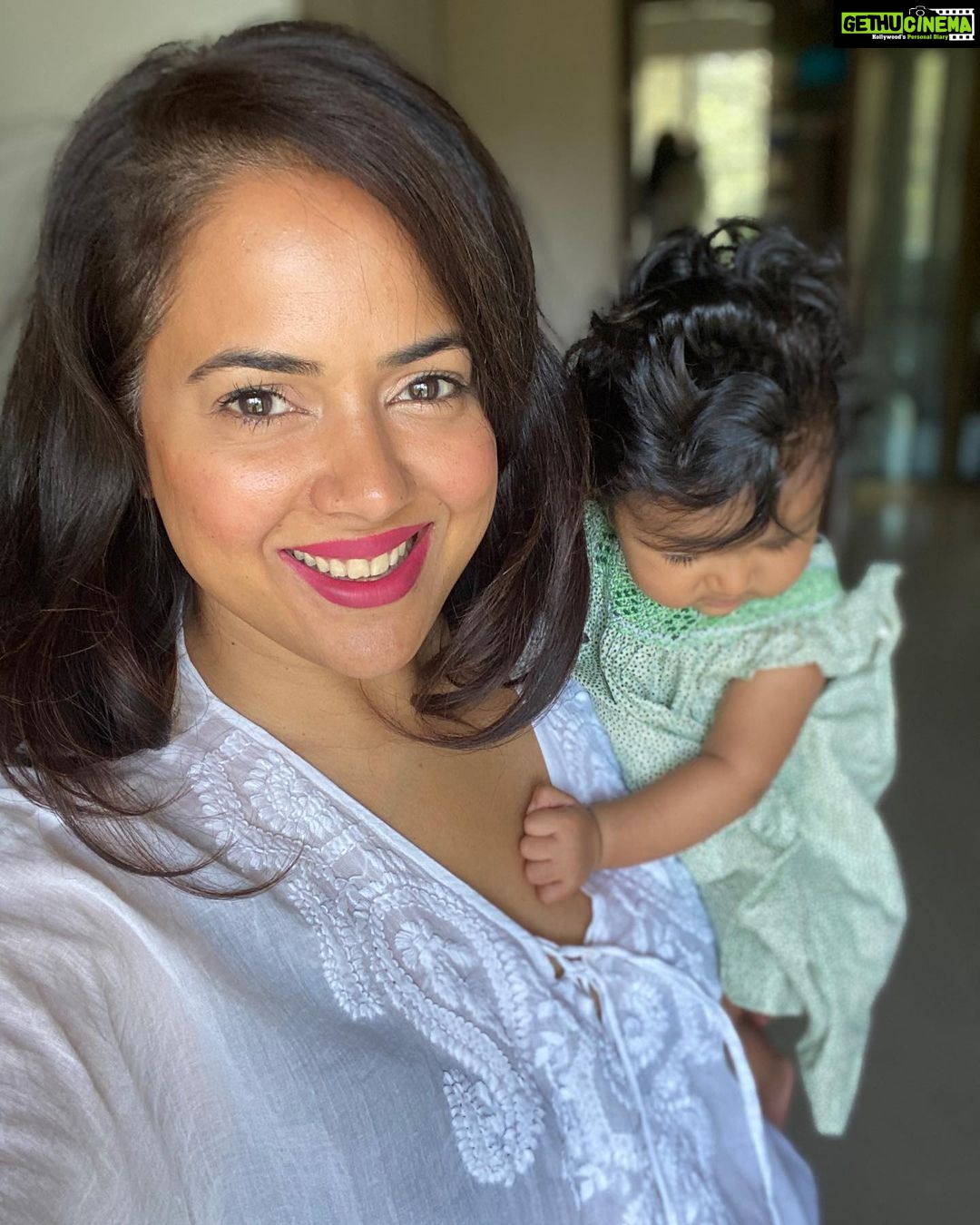 Sameera Reddy Instagram - Why do I have such a fun outlook to being a mom this time round? because the last time i got trapped with my own anxiety, ppls judgement, my demons got the best of me and I didn’t enjoy the process🤕The more you sulk for your me time , look to others to feed good, want validation, stress about what could be , what is ,what isn’t . It’ll just get harder . I do have many moments in a day where I feel overwhelmed. Maybe that’s why I want to be honest about #motherhood. To have women feel good and not bad looking at how perfect it looks from the outside.🍭. 🌟I went from a crazy, Fancy lifestyle of shooting movies, parties, stylists and the hi life to me now and frankly I’m thrilled to just be a #messymama . Stay happy . Always . Or at least try💃. #imperfectlyperfect #mom #momlife #not #bollywood #kollywood #diva 🤪