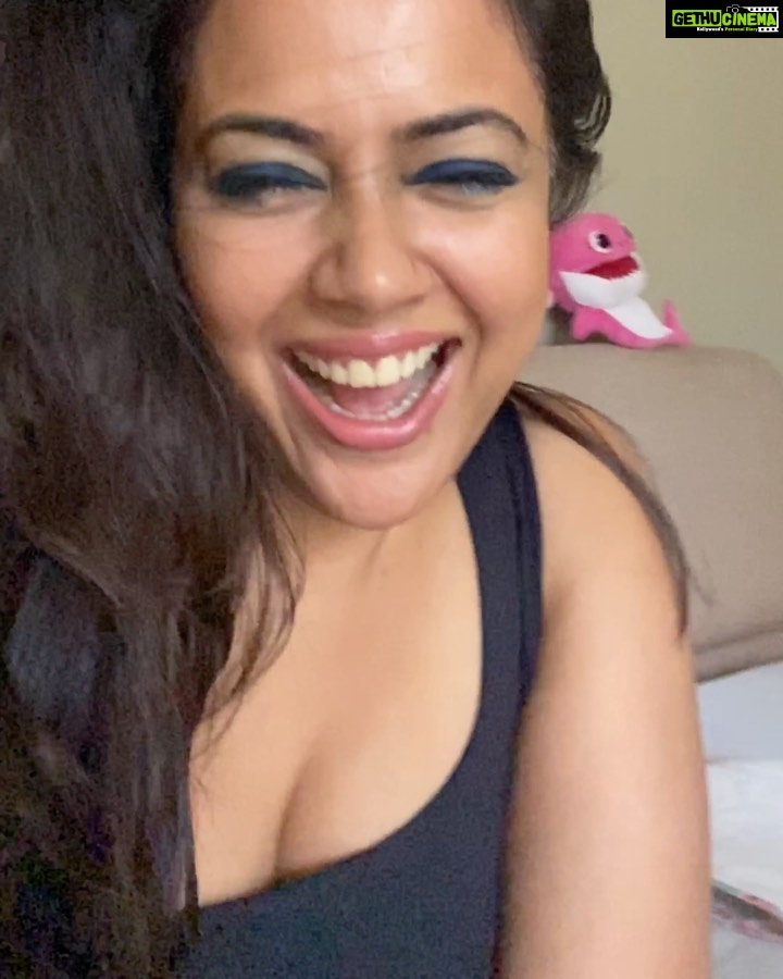 Sameera Reddy Instagram - My mama crazy!😱Nyra’s look here is priceless🤣 we keep entertaining each other! Keeping it #fun as it should be 🤹🏼♀️. #girlsjustwannahavefun . #soundon #mama #baby #timepass #nyra #slomo #video #motherhood #momlife #keepingitreal #mom #messymama #imperfectlyperfect #mybaby #babygirl