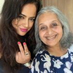 Sameera Reddy Instagram - When your mother in law steals your thunder🤩🔥🙃#asli #gangster @manjrivarde you were epic! She #flippedtheswitch thank you for being as crazy as I am 🤪❤️ . Please Try this at home and tag us !! 🙋🏻‍♀️🙋🏻‍♀️. @oh__happy__family thank you for pushing us to do this ! 😍 #wearefamily . #motherinlaw #appreciationpost #MIL #goals #girlpower #daughterinlaw #saasbahu #ladies #letsdothis 💪🏼. . #fliptheswitch #fliptheswitchchallenge #momlife #keepingitreal #motherhood #takingfunseriously #imperfectlyperfect