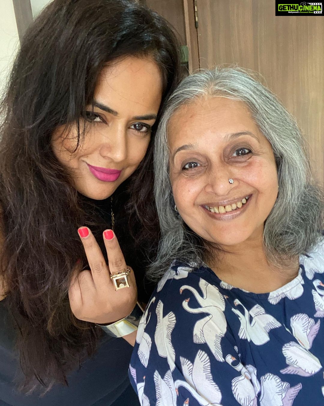 Sameera Reddy Instagram - When your mother in law steals your thunderπ€©π₯π#asli #gangster @manjrivarde you were epic! She #flippedtheswitch thank you for being as crazy as I am π€ͺβ€οΈ . Please Try this at home and tag us !! ππ»ββοΈππ»ββοΈ. @oh__happy__family thank you for pushing us to do this ! π #wearefamily . #motherinlaw #appreciationpost #MIL #goals #girlpower #daughterinlaw #saasbahu #ladies #letsdothis πͺπΌ. . #fliptheswitch #fliptheswitchchallenge #momlife #keepingitreal #motherhood #takingfunseriously #imperfectlyperfect