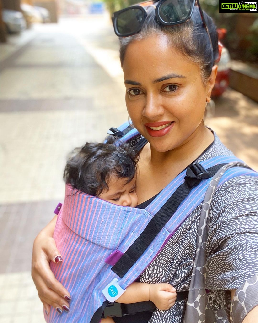 Sameera Reddy Instagram - Not having a Nanny means Nyra is with me 24/7 😃 And I’m always on the move !Baby wearing works super well for me and at 6 months she is at a curious stage and really enjoys this position when we are out. I always pay close attention to her cues, trust me, she's not in this position 24/7! When she is sleepy, hungry, or just done playing, I turn her around. In the second pic you can see she peacefully sleeps in her carrier till I get to a space when I make her lie down! My Soul Carrier been a life saver and I wish I had this during my first year with Hans! @soulslings_india #happytogether . . . Note: 1. Front Face Out can be attempted ONLY when your baby has torso control. Usually around 6 months❗️ 2. NEVER let the baby fall asleep in this position ‼️ . #soulslings #soulanoona #sameerareddy #mom #momlife #babywearing #babycarrier #sameeraxsoul