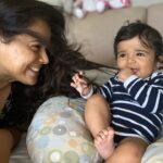 Sameera Reddy Instagram - Quick Gun Murugan ! Mind your hair😳🤣 like we mommies need to lose anymore of it 😅 . #baby #babygirl #funny #tamil #quickgunmurugan #hair #momlife #masti #babiesofinstagram #naughty #cute #mydaughter #motherdaughter #fun