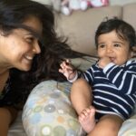 Sameera Reddy Instagram – Quick Gun Murugan ! Mind your hair😳🤣 like we mommies need to lose anymore of it 😅
.
#baby #babygirl #funny #tamil #quickgunmurugan #hair #momlife #masti #babiesofinstagram #naughty #cute #mydaughter #motherdaughter #fun